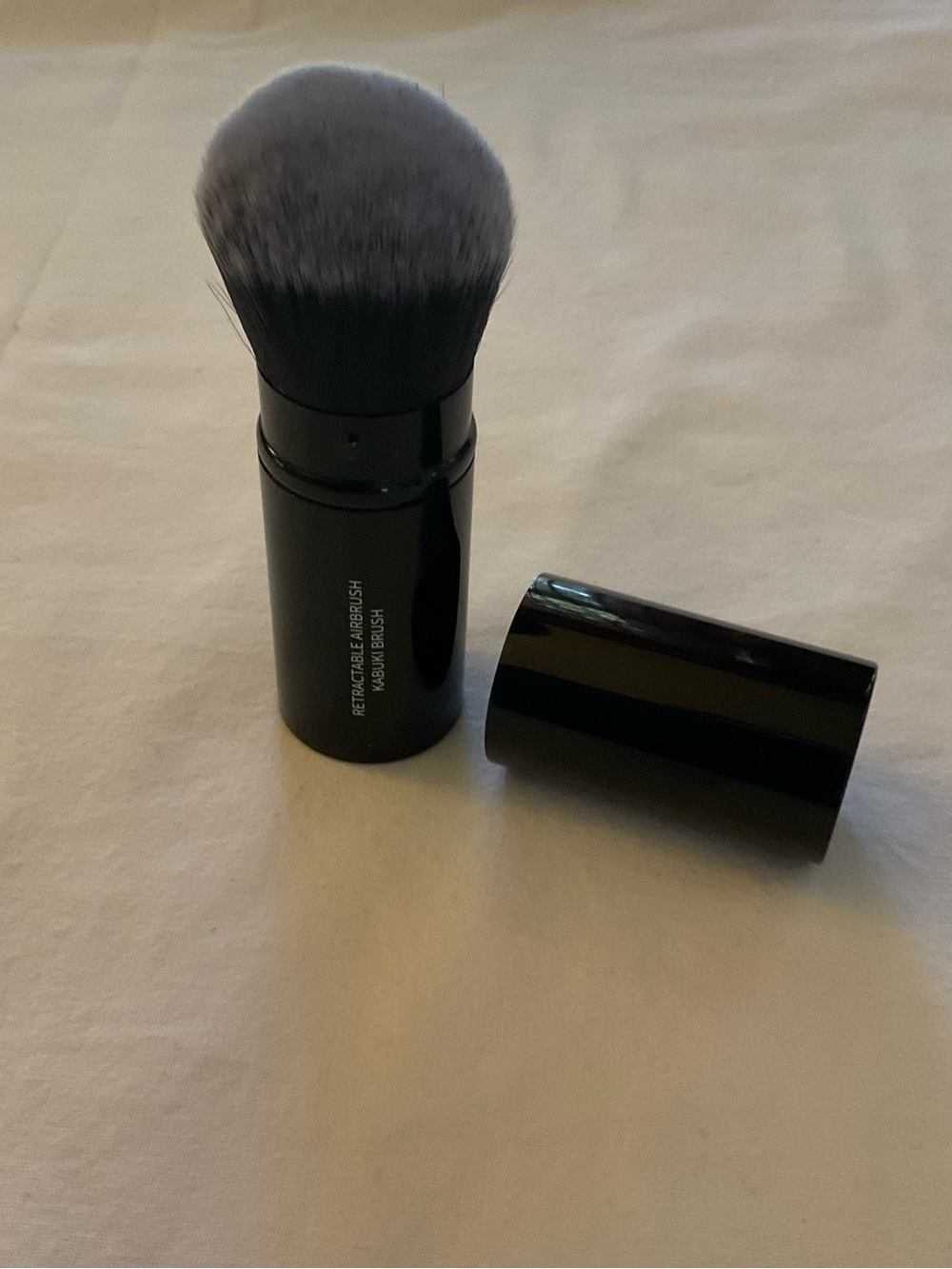 Laura Geller Retractable Kabuki Brush - Black and Gray Bristles